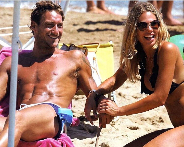 GALLERY / Tra veline (showgirl) e calciatori sono scintille d’amore: ecco le coppie storiche