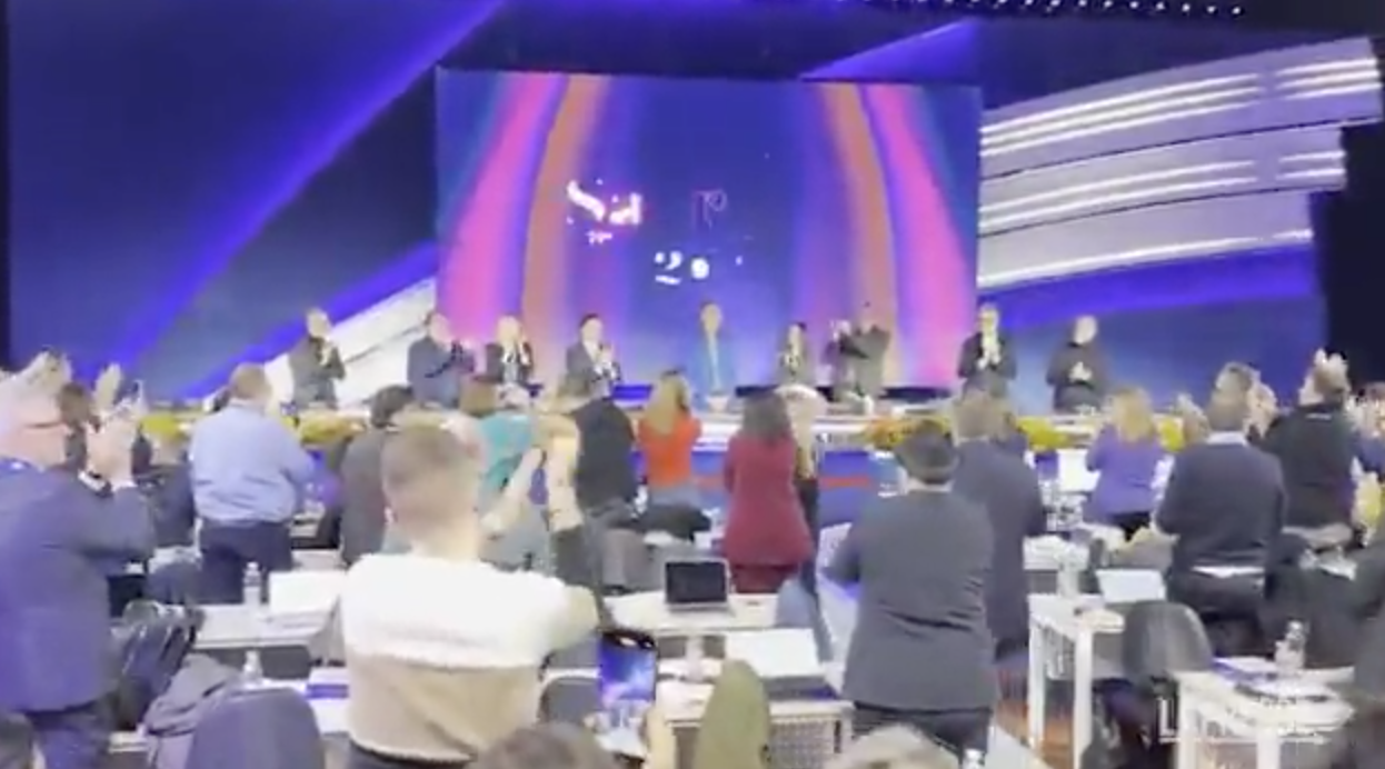 VIDEO / Sanremo, Standing ovation della sala stampa e Amadeus si commuove