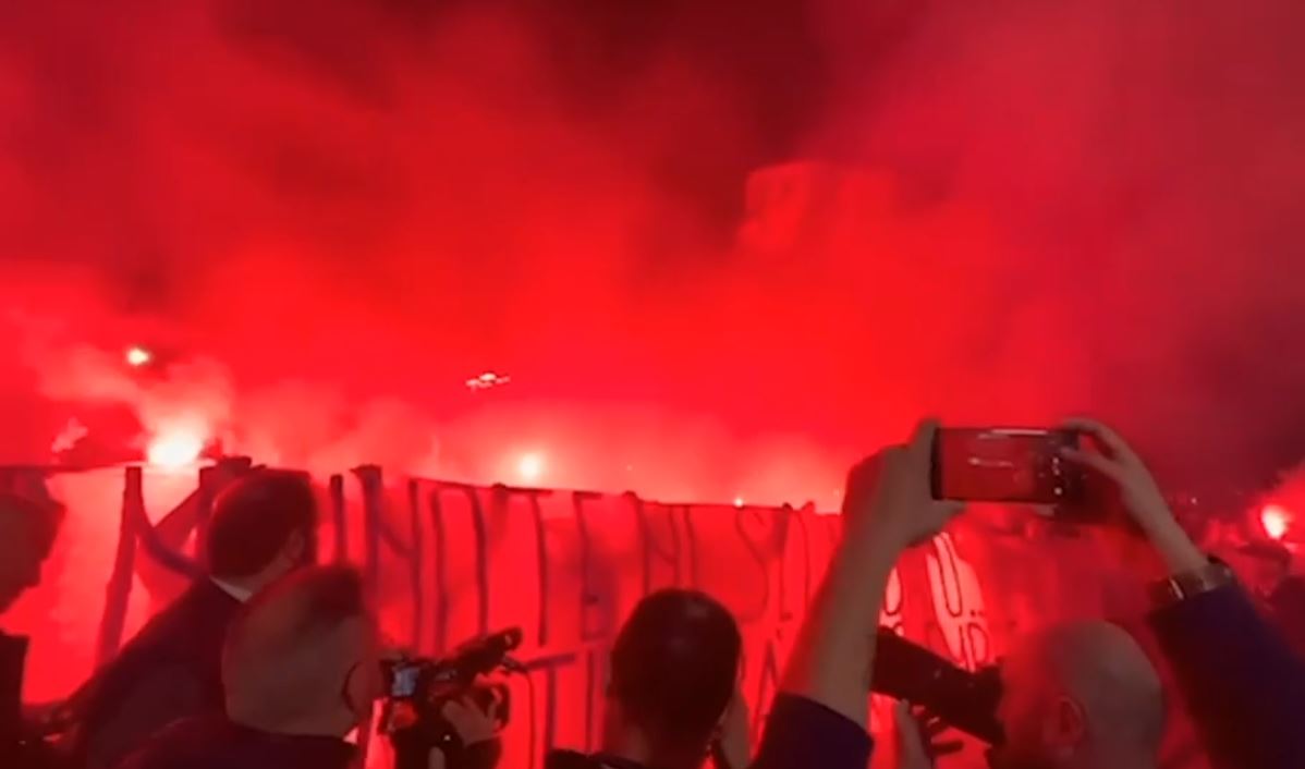 VIDEO/ Ultrà della Fiorentina omaggiano Joe Barone